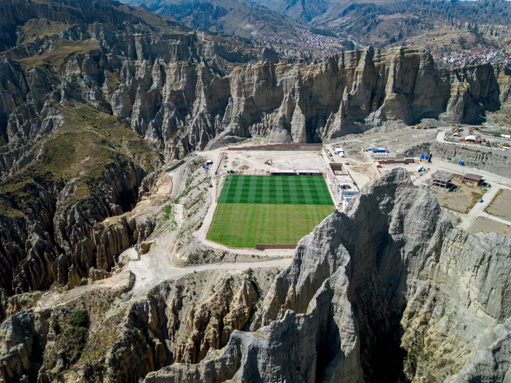 Vista aérea de un campo deportivo entre montañas