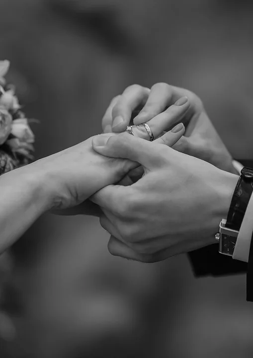 Detalle de manos durante una boda