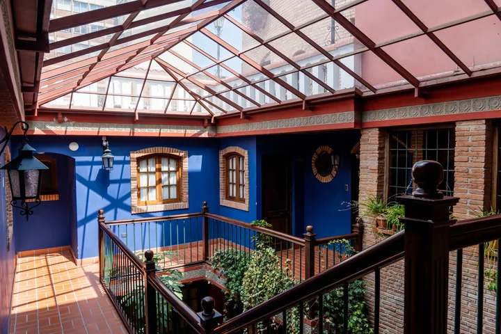Patio interior de hotel