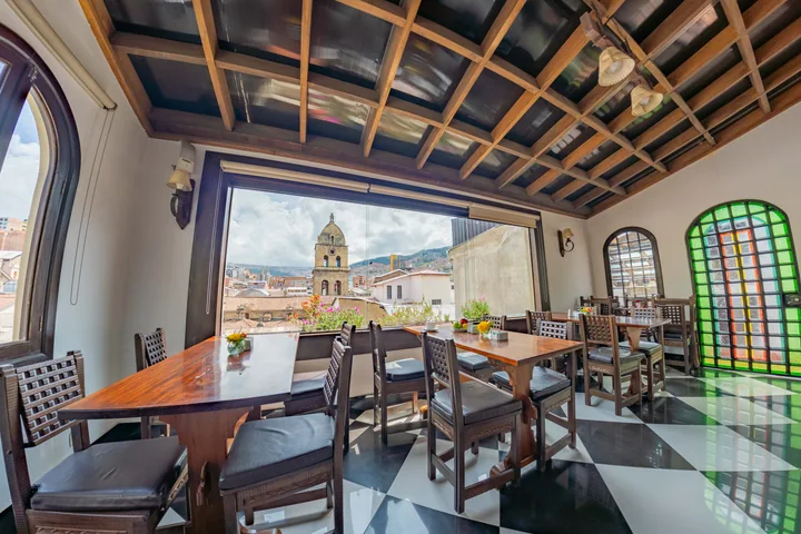 Interior de hotel con vista a La Paz